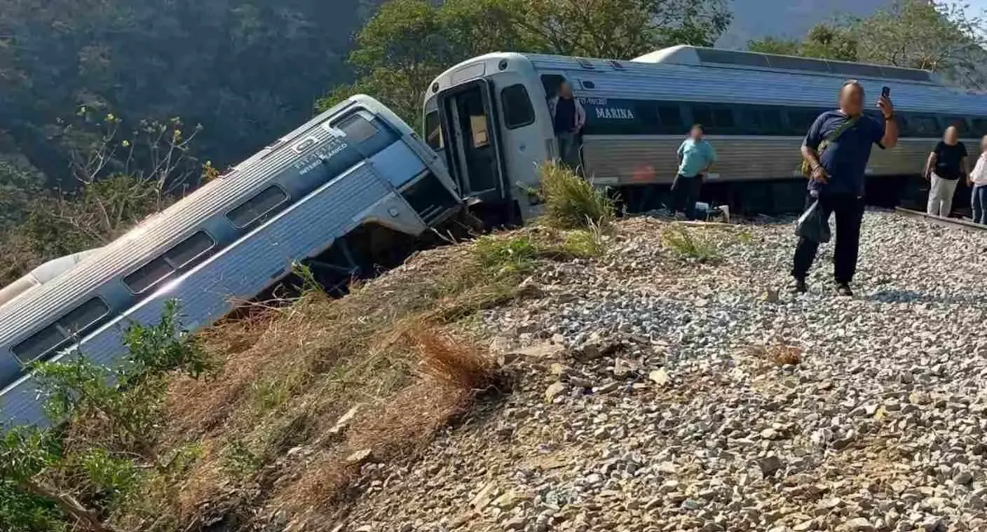 La fiscal Ernestina Godoy presenta informes sobre el descarrilamiento del tren en Oaxaca.