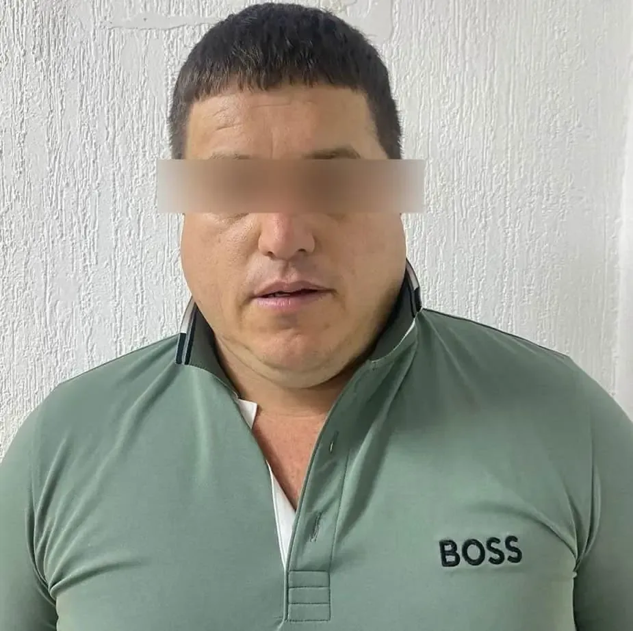 La fiscalía de Chihuahua notifica al líder criminal sobre el mandamiento judicial.