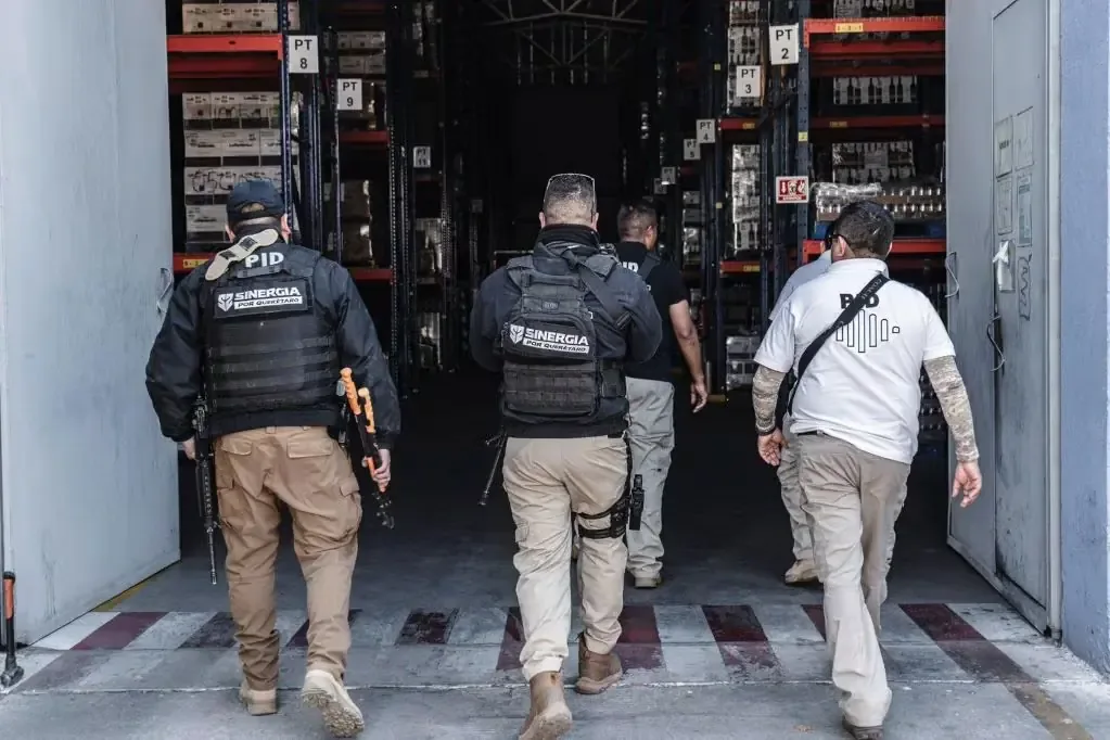 La Fiscalía ejecutó una operación por despojo en Ezequiel Montes, asegurando armas y documentos.