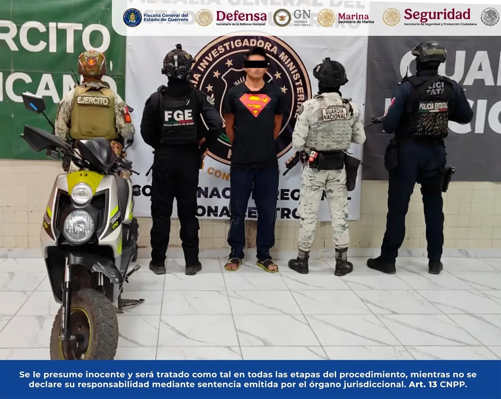 La Fiscalía General del Estado de Guerrero durante la detención de un hombre en Chilpancingo.