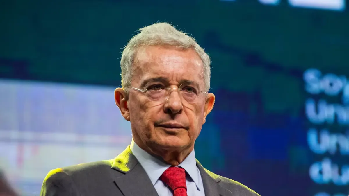 La decisión confirma la competencia de la Fiscalía en el caso del expresidente colombiano.