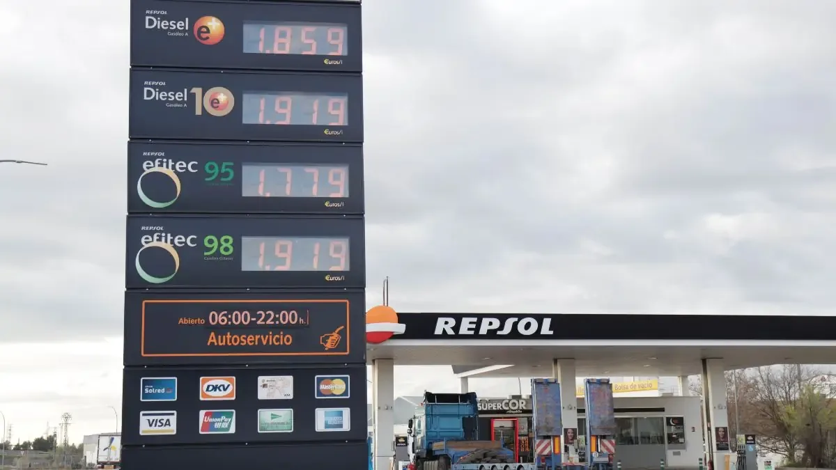 La fluctuación en los precios de combustibles sigue impactando a conductores en todo el país.