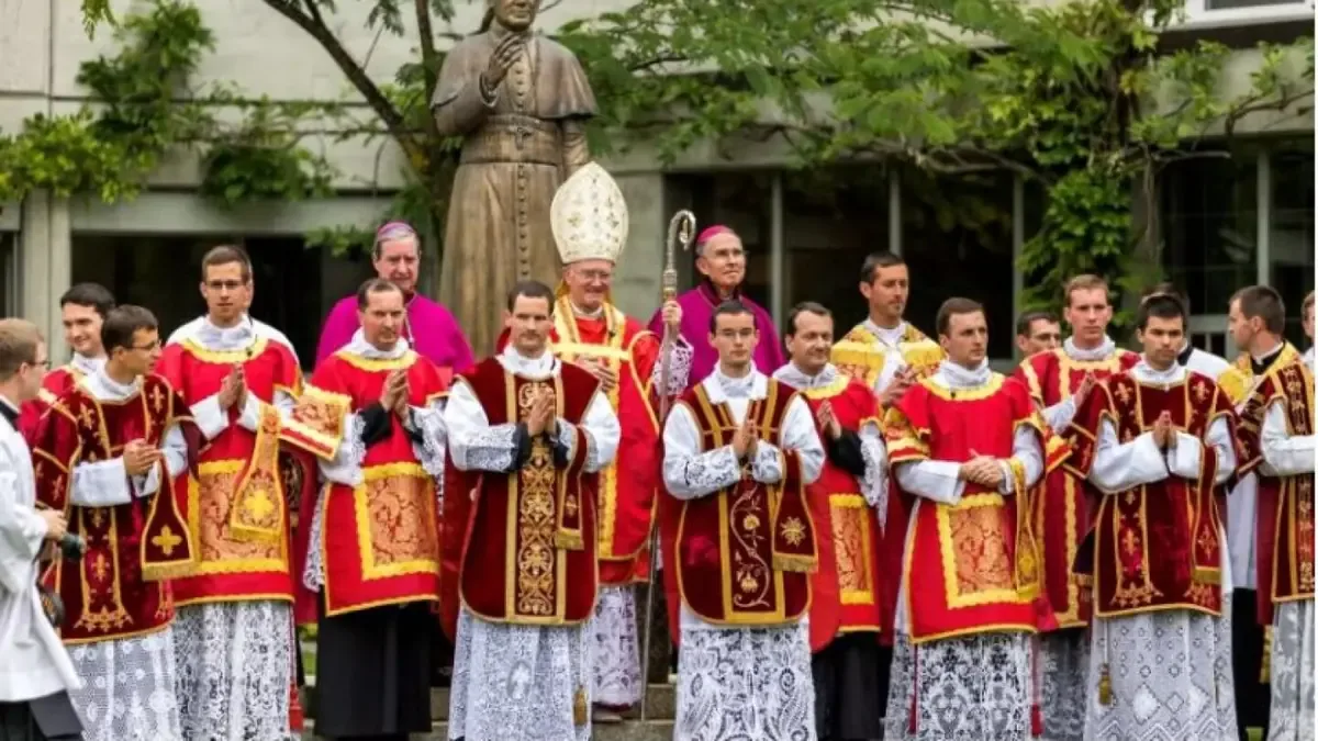 La Fraternidad San Pío X planea consagrar obispos sin aprobación vaticana, intensificando el conflicto.