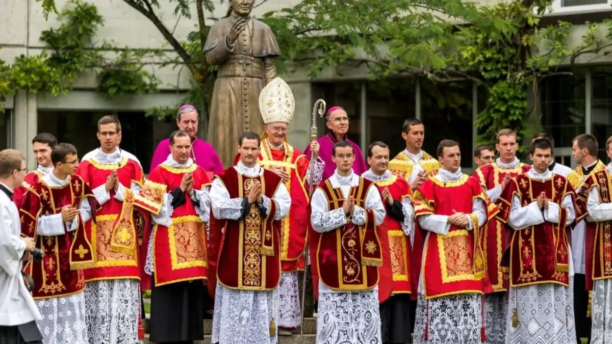 La comunidad católica manifiesta su desacuerdo con la reciente sanción de la Iglesia.