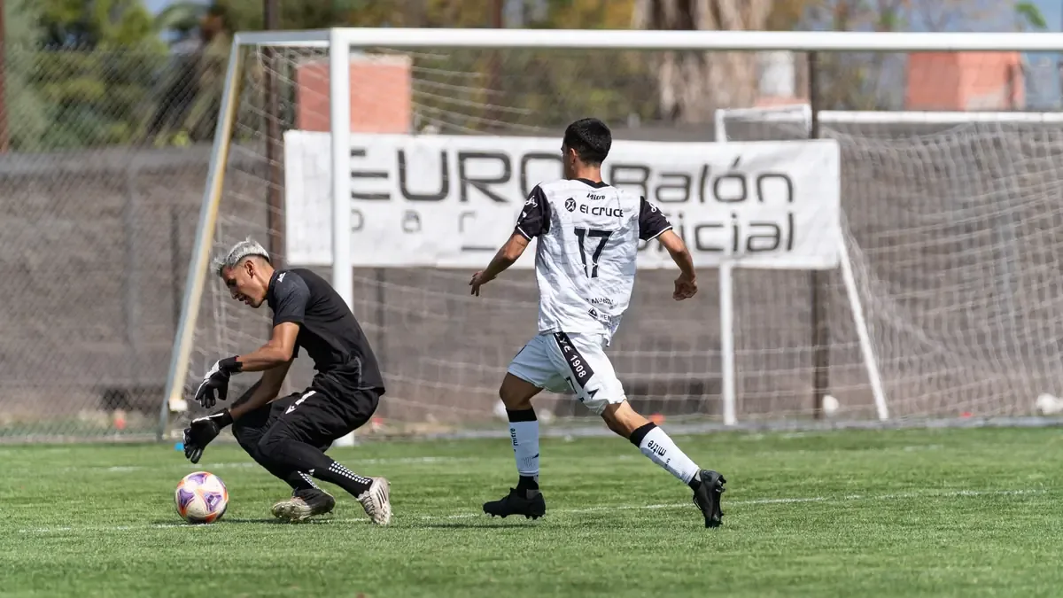 Los errores defensivos causan la furia de Alberto Kesman en un partido clave del torneo.