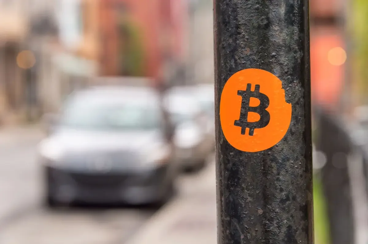 La fuerte subida del dólar estadounidense impacta en los activos digitales.