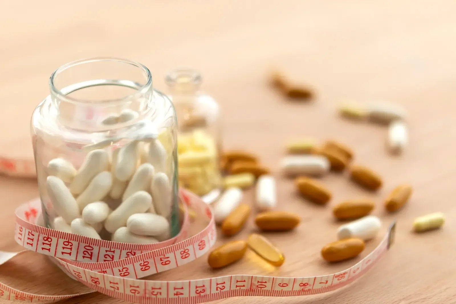 La funcionaria Paola López Barrón alerta sobre los riesgos de suplementos alimenticios.