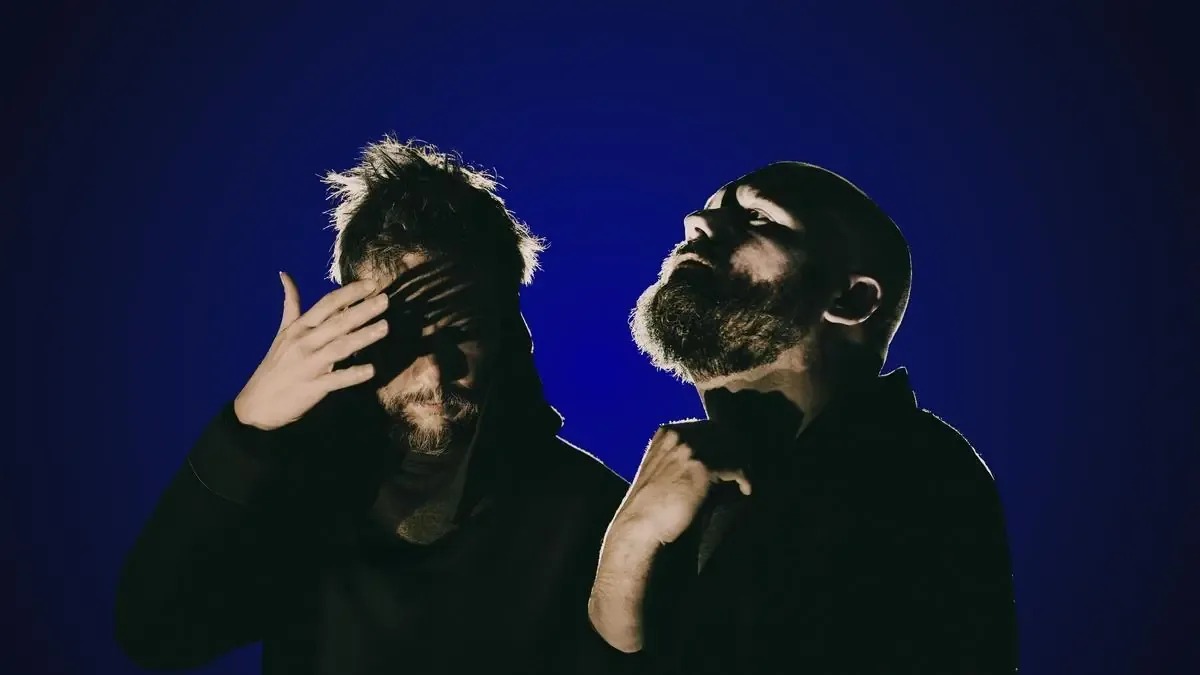 La fusión musical explora la espiritualidad y la amistad a través de la música.
