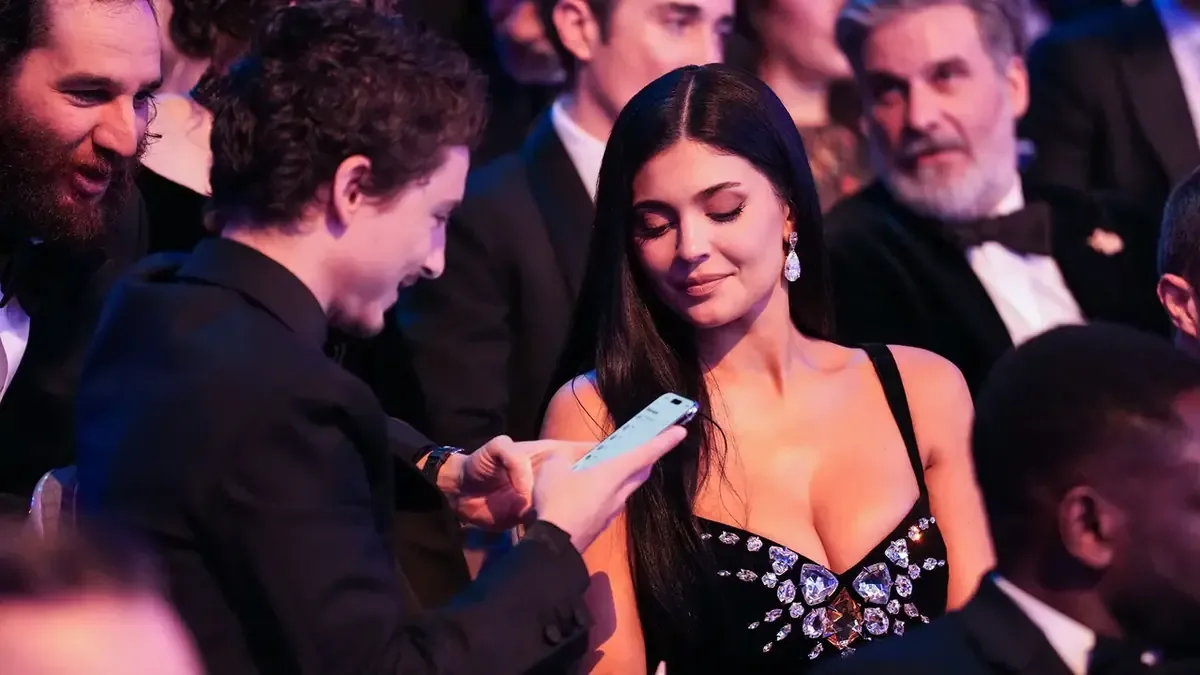 La gala de los BAFTA 2026 destacó por su humor y sorpresas en un ambiente distendido.