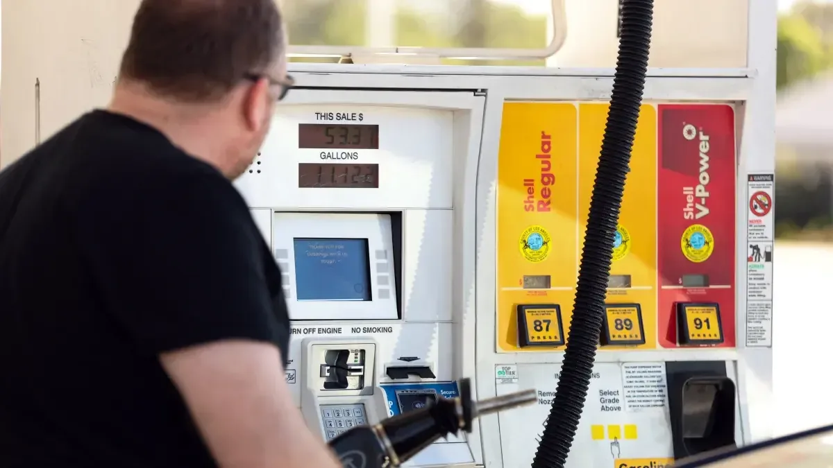 La gasolina sube 35 centavos en una semana, impactando a los consumidores.
