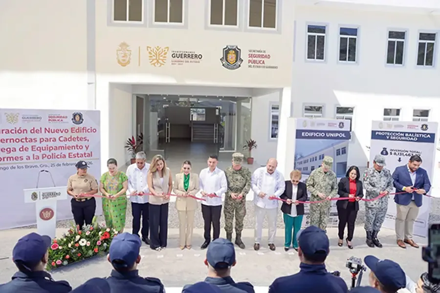 La gobernadora de Guerrero entrega equipo y formación a nuevos policías para fortalecer la seguridad estatal.