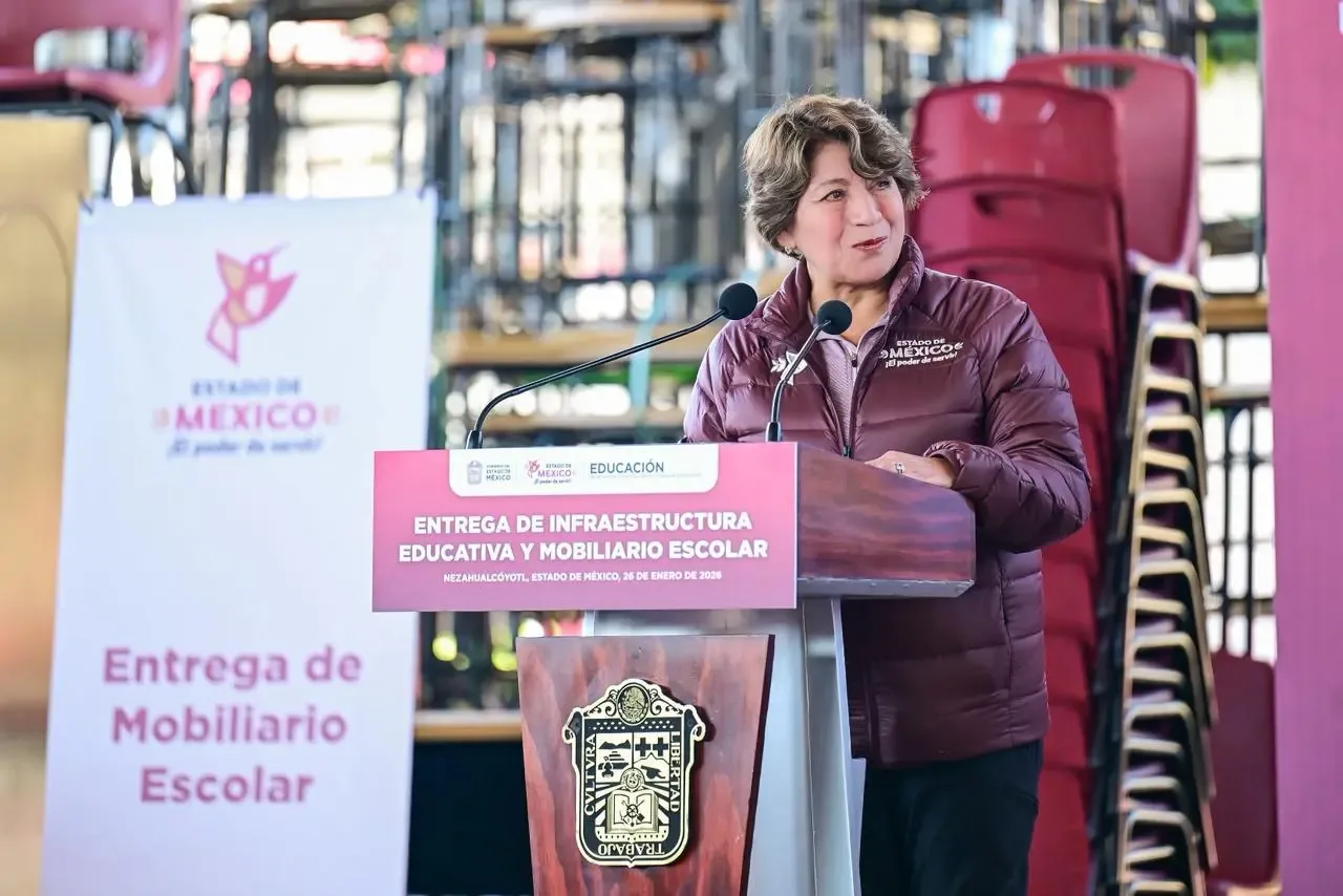 La Gobernadora Delfina Gómez en la entrega de mobiliario escolar en Nezahualcóyotl.