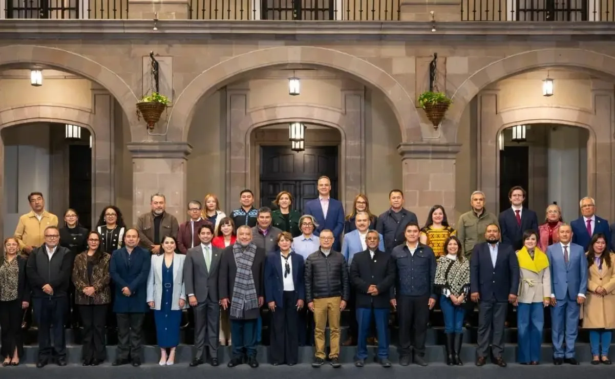 "La gobernadora Delfina Gómez Álvarez durante su reunión con autoridades."