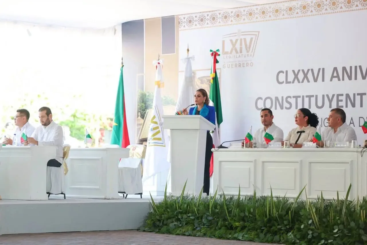 La gobernadora Evelyn Salgado durante la ceremonia en Iguala por el Congreso Constituyente.