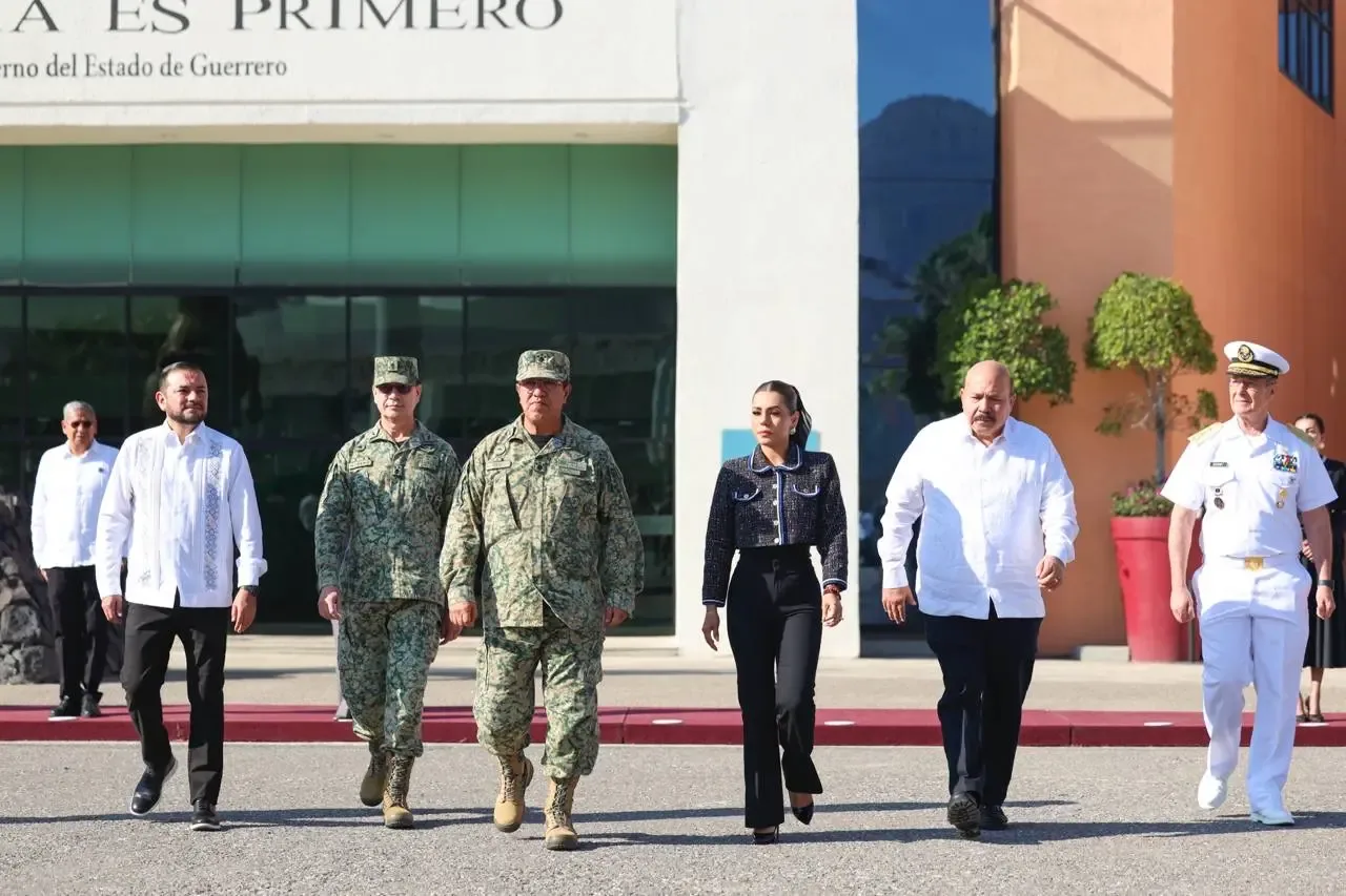 La gobernadora Evelyn Salgado durante la ceremonia de Izamiento de la Bandera en Guerrero.