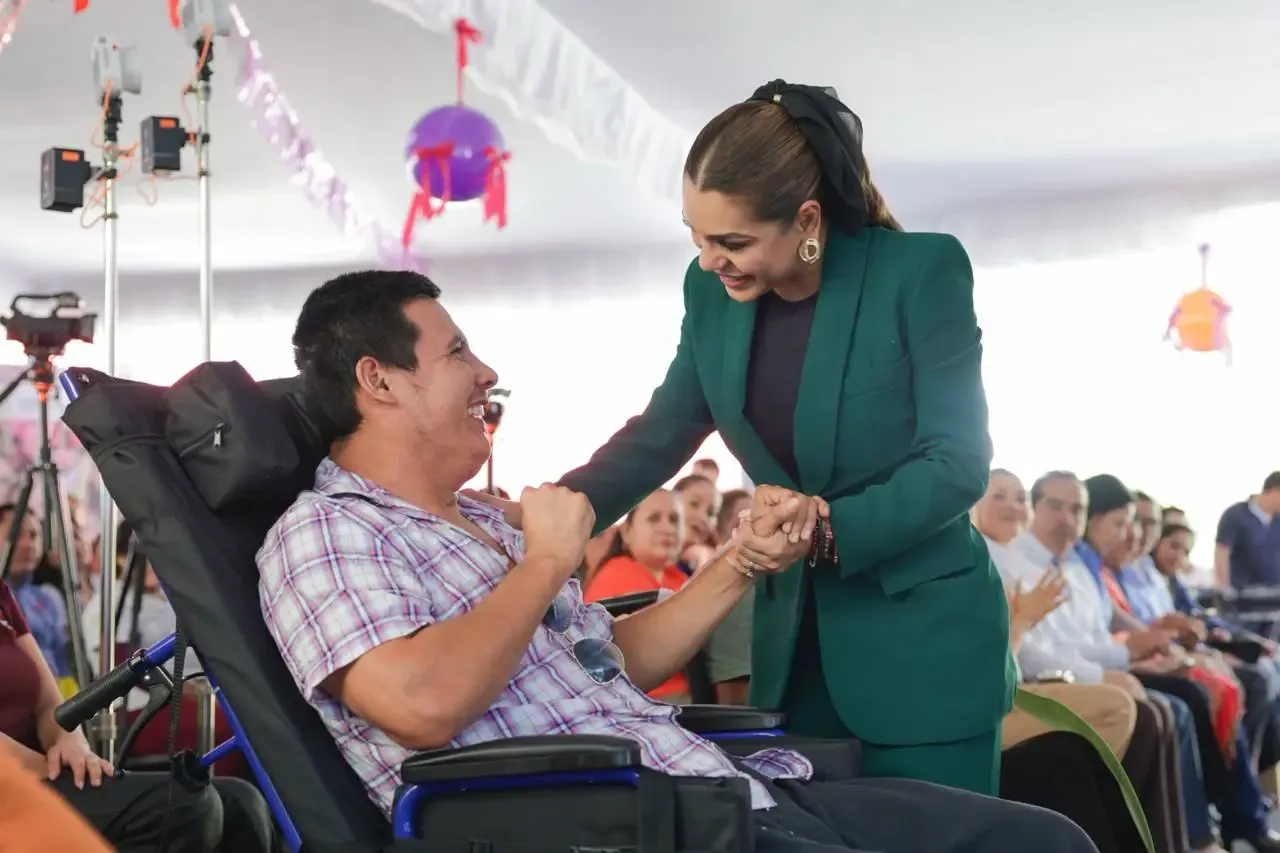 "La gobernadora Evelyn Salgado durante la entrega de apoyos en Chilpancingo."