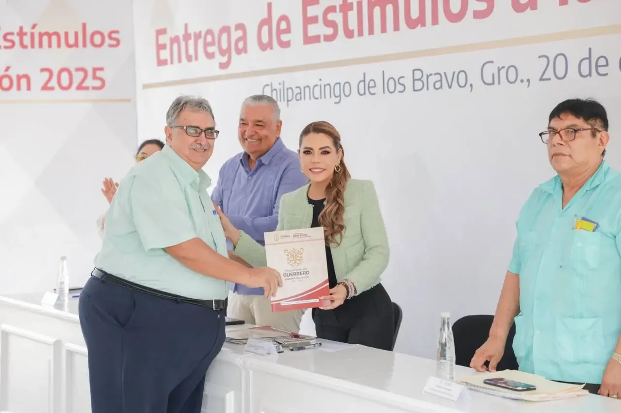 La gobernadora Evelyn Salgado durante la entrega de estímulos a trabajadores educativos.