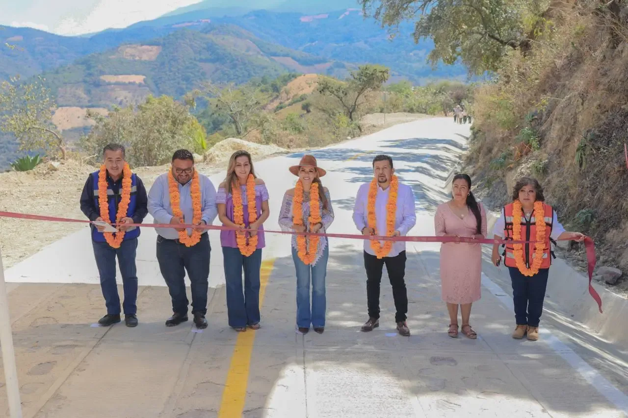 La gobernadora Evelyn Salgado durante la inauguración del camino artesanal en Guerrero.