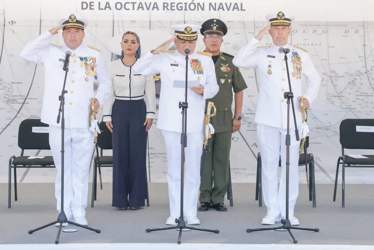La gobernadora Evelyn Salgado en la ceremonia de posesión del nuevo comandante naval.