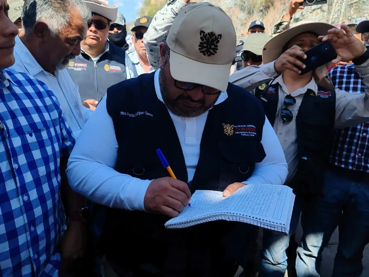 La gobernadora Evelyn Salgado encabeza el diálogo para restablecer la circulación.