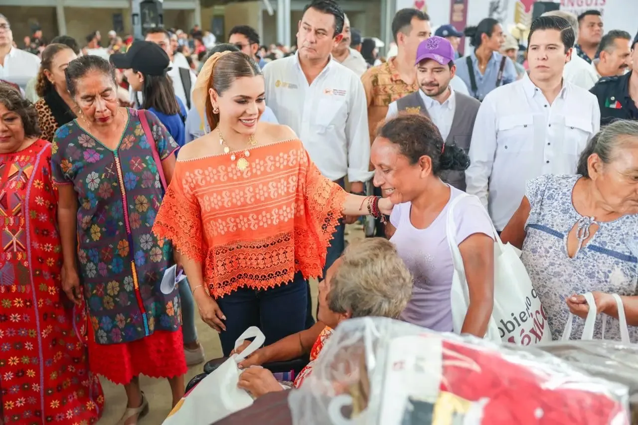 La gobernadora Evelyn Salgado entrega insumos en San Marcos tras el sismo.
