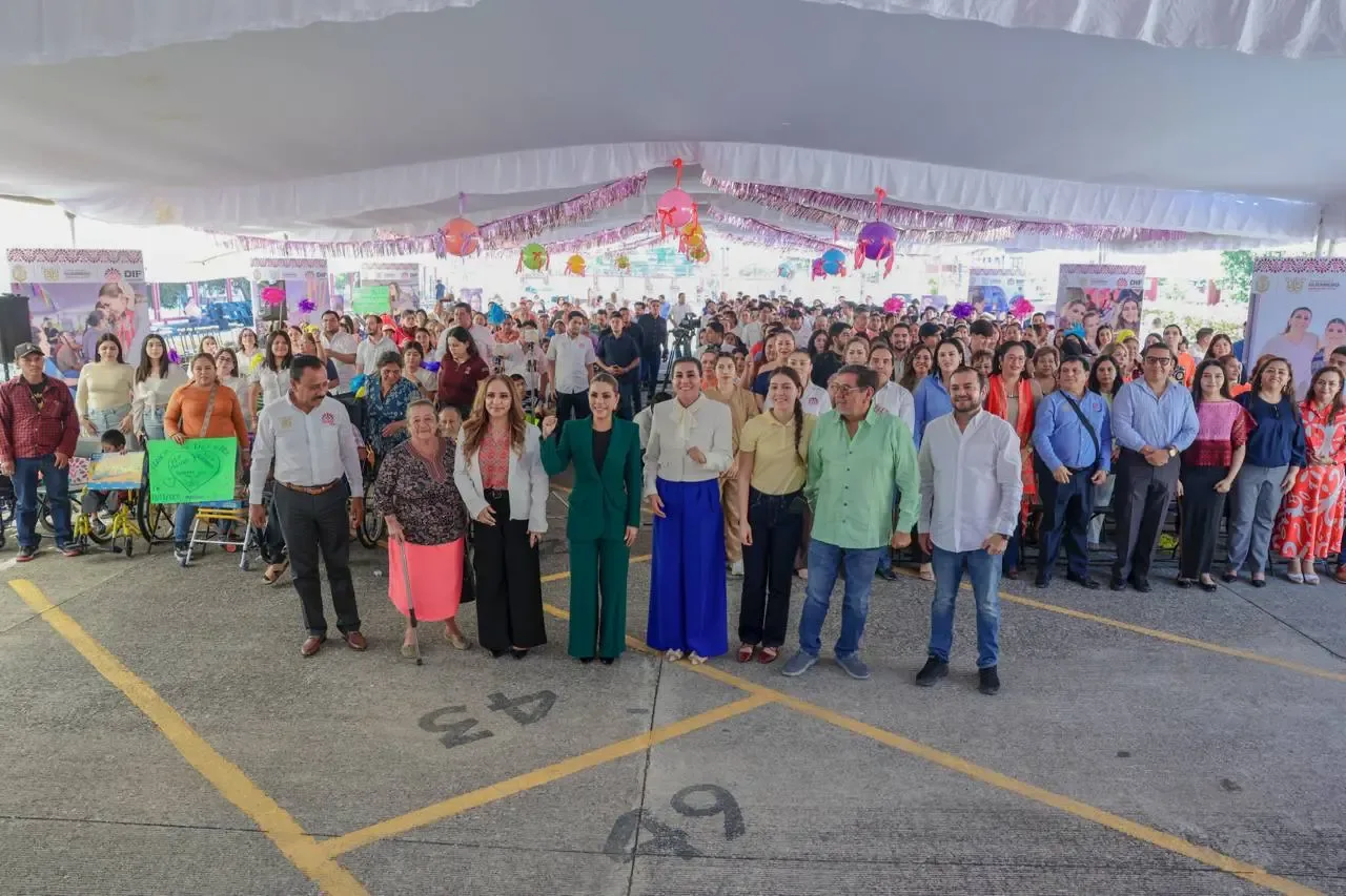 La gobernadora Evelyn Salgado Pineda durante la entrega de apoyos en Guerrero.