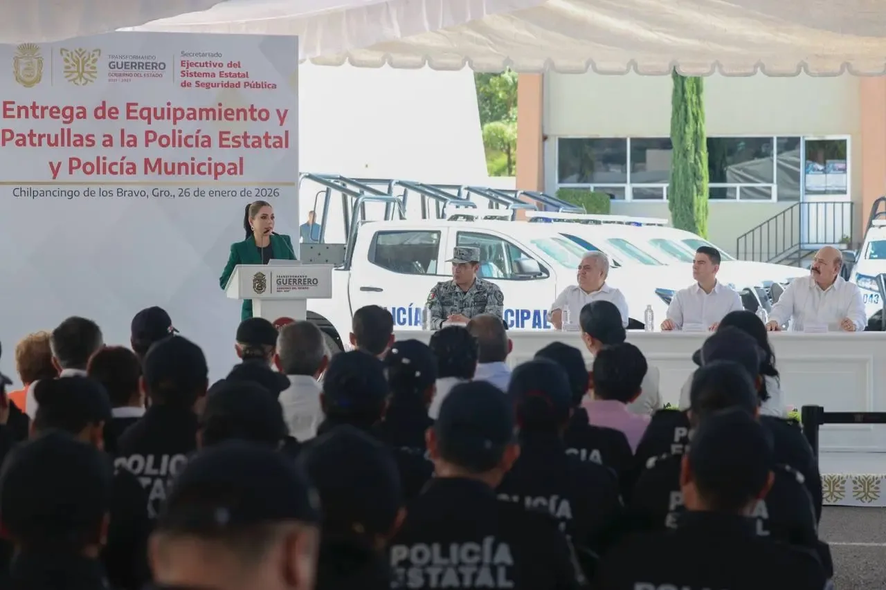 La gobernadora Evelyn Salgado Pineda entrega patrullas a la Policía Municipal de Guerrero.