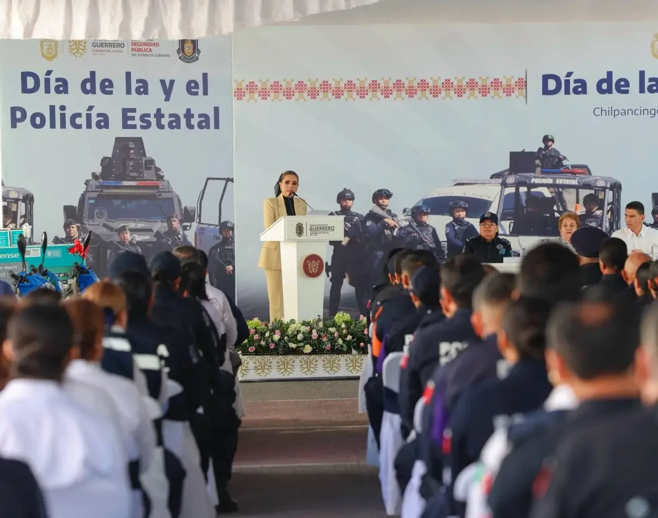 La gobernadora Evelyn Salgado Pineda reconoce a la Policía Estatal en Chilpancingo.