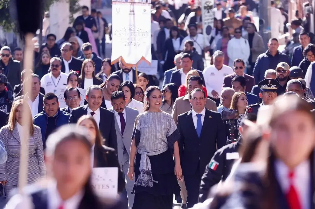 La Gobernadora Libia Dennise García durante el desfile conmemorativo en Comonfort.