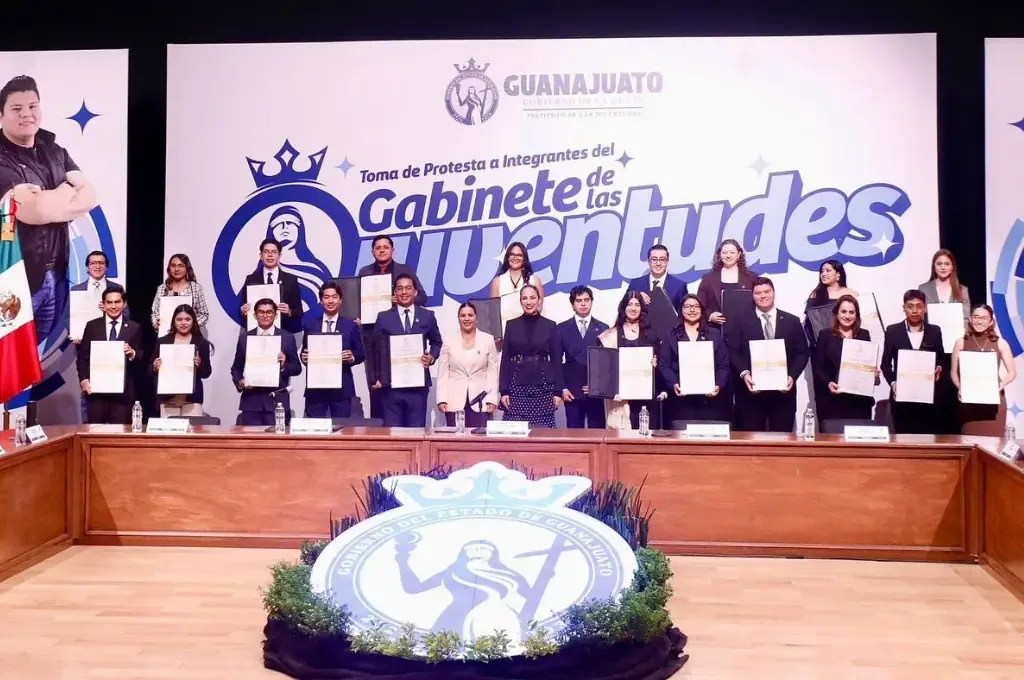 La Gobernadora Libia Dennise García Muñoz Ledo tomó protesta a 21 jóvenes que representarán a las juventudes en el gobierno estatal.