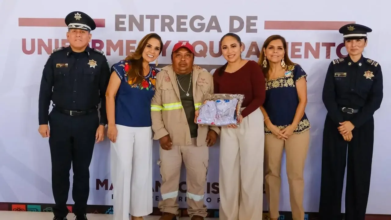La Gobernadora Mara Lezama durante la entrega de uniformes a policías en Felipe Carrillo Puerto.