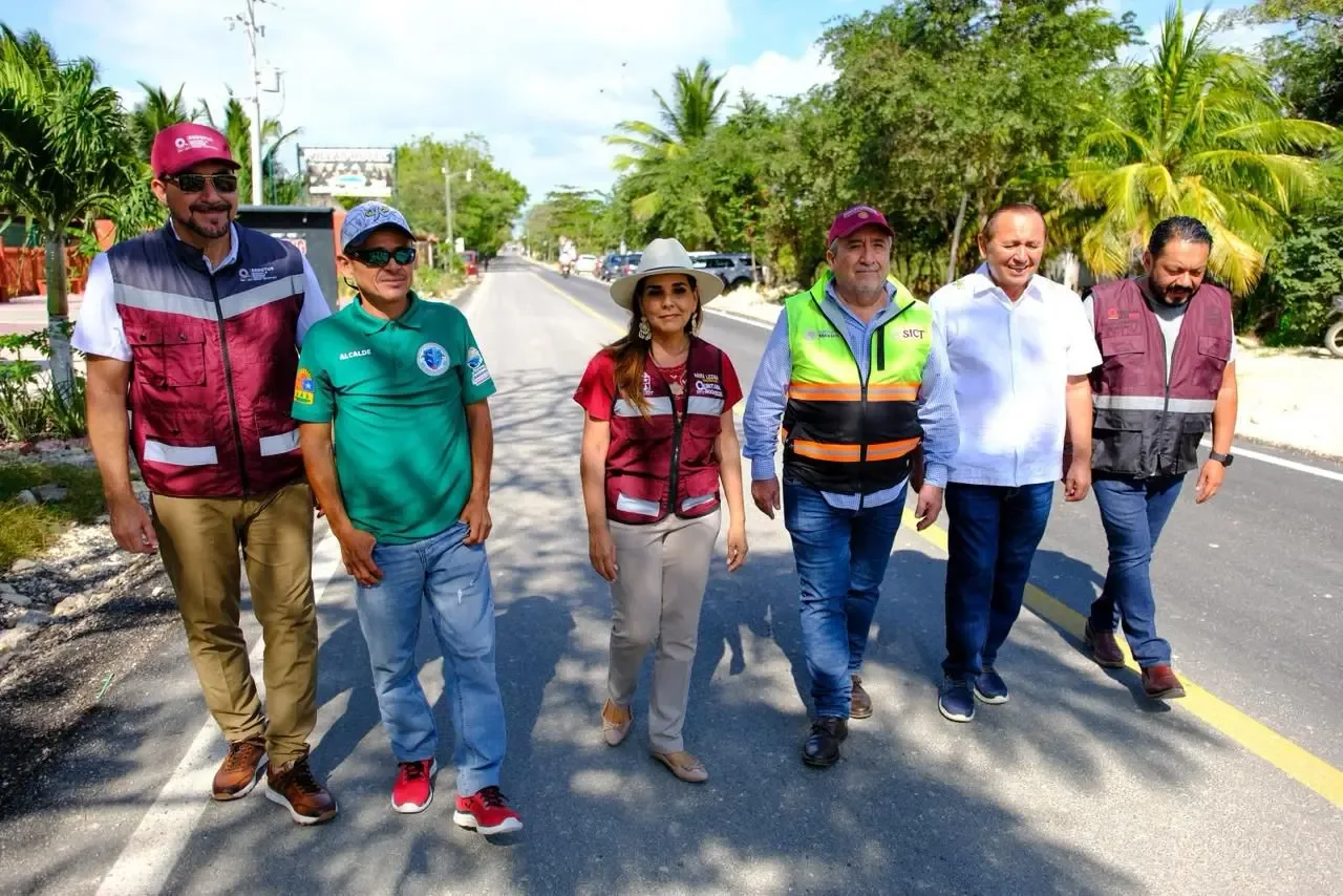 La gobernadora Mara Lezama durante la supervisión de la carreteras en Quintana Roo.
