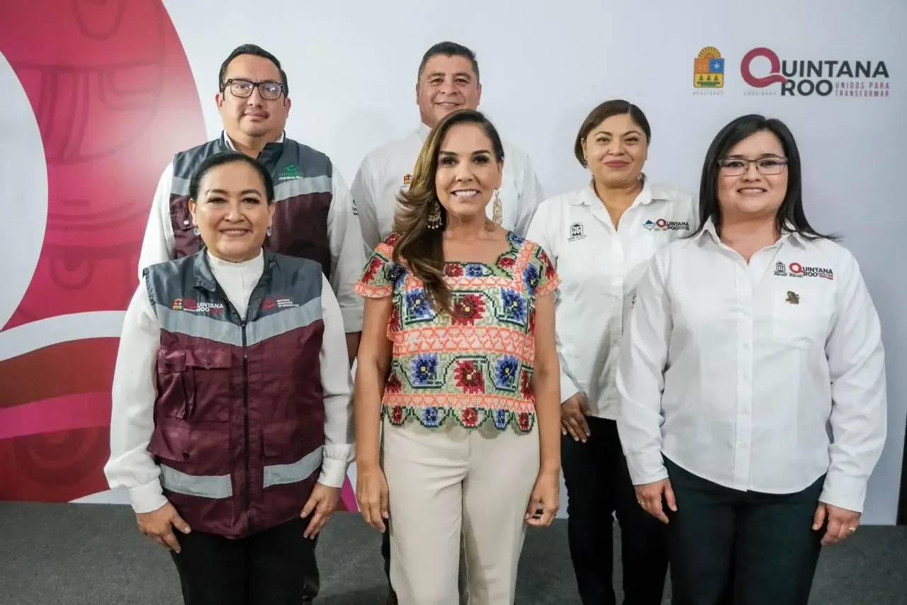 La gobernadora Mara Lezama recibe a estudiantes en su primer día de clases.