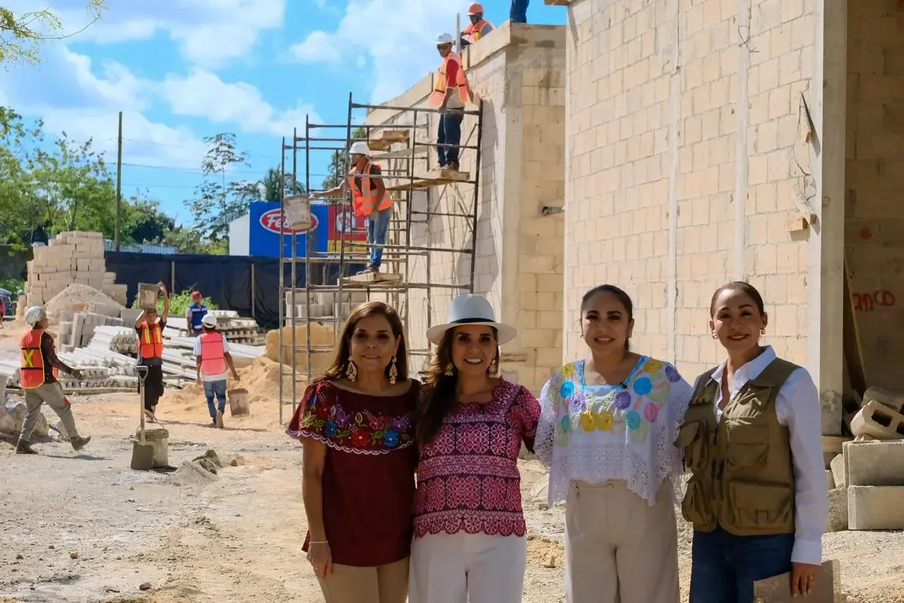 La gobernadora Mara Lezama supervisando el avance del Mercado Ejidal en Felipe Carrillo Puerto.