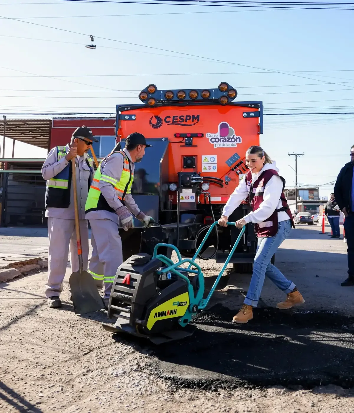 La gobernadora Marina del Pilar lanza máquinas para calles más seguras en Mexicali.
