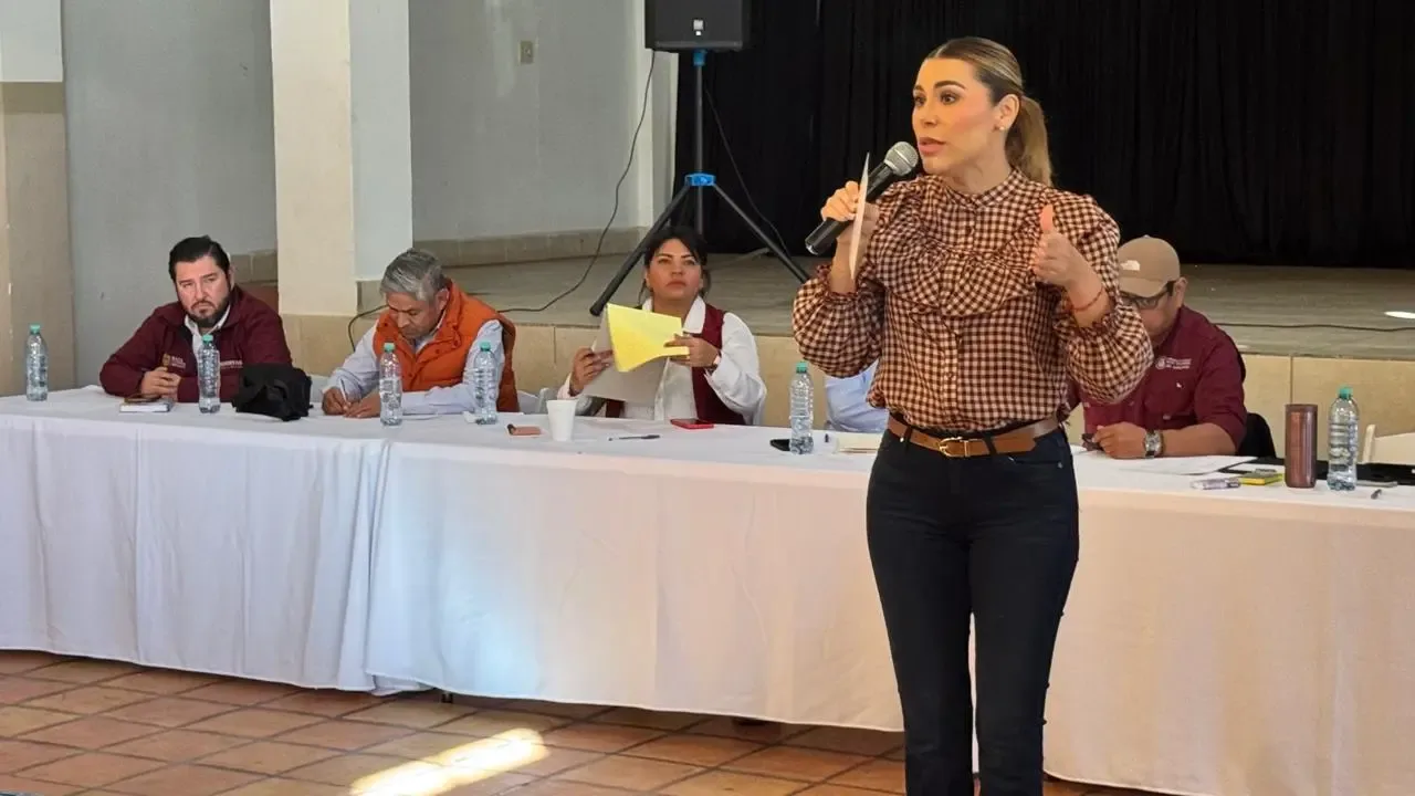 La gobernadora Marina del Pilar Ávila durante la reunión con los manifestantes en San Quintín.