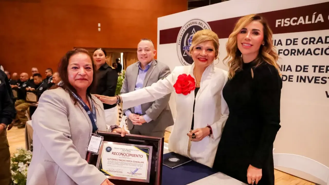 La gobernadora Marina del Pilar Ávila Olmeda durante el reconocimiento a agentes de la Fiscalía.