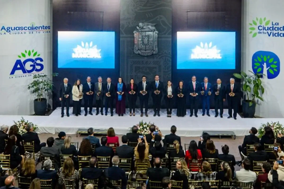 La gobernadora Tere Jiménez y el presidente municipal Leo Montañez en el homenaje a exalcaldes.