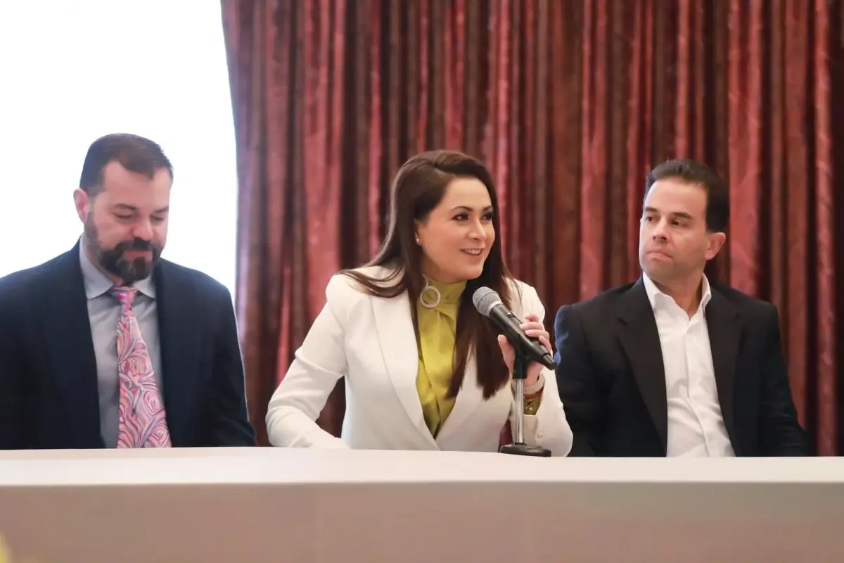 "La gobernadora Tere Jiménez y líderes del sector textil de Aguascalientes se reúnen."