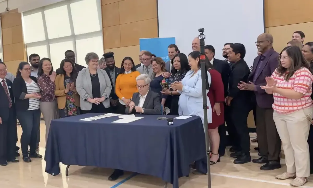 La gobernadora Tina Kotek firma legislación en respuesta a la acción federal contra inmigrantes.