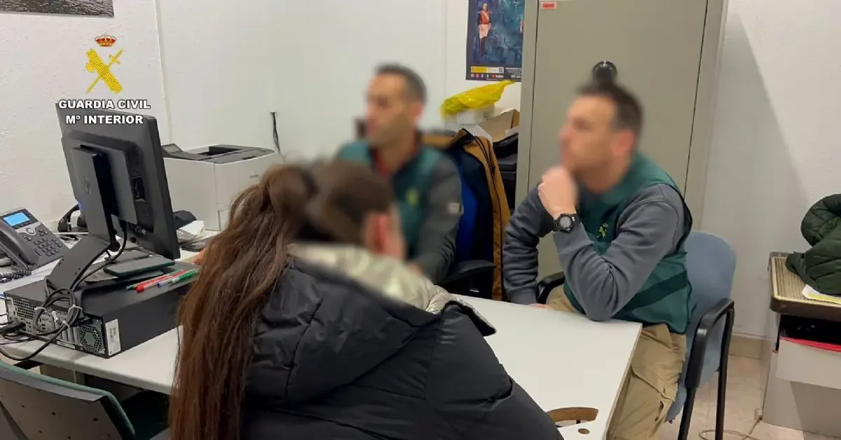 La Guardia Civil desmantela una red dedicada a fraudes en la compra de dispositivos electrónicos en línea.