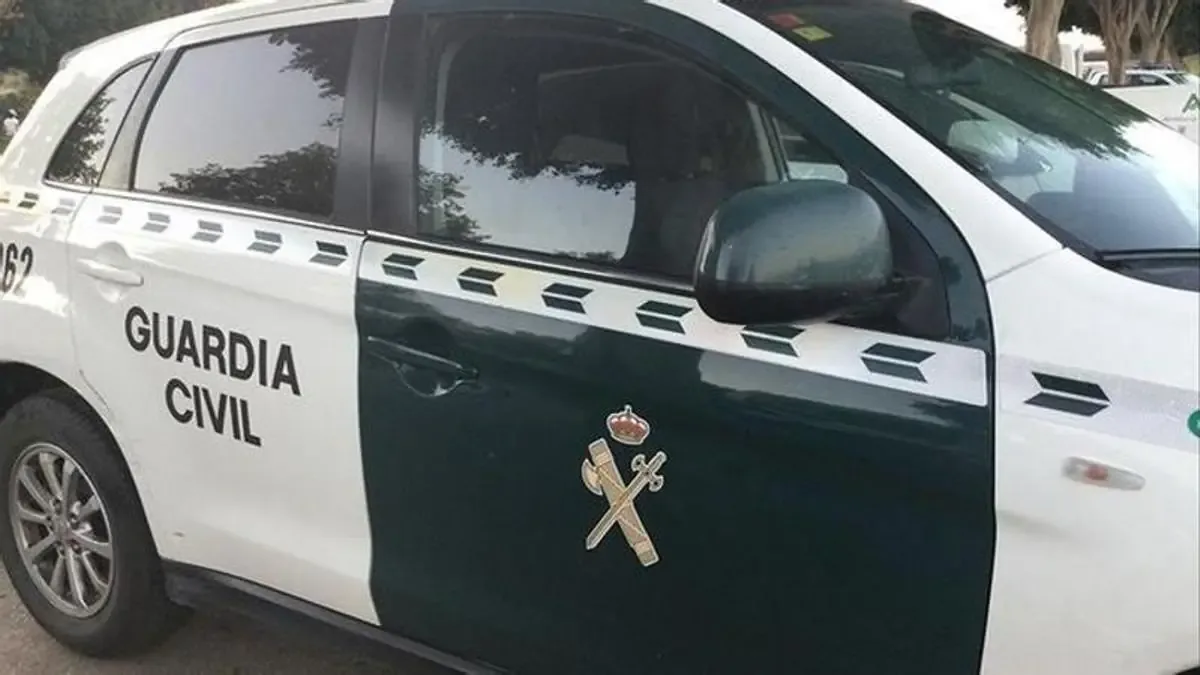 La Guardia Civil interceptó a los acusados en un control de velocidad, hallando droga y una pistola.