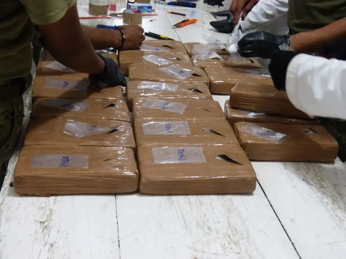 La Guardia Nacional detiene a dos hombres en un fuerte decomiso de droga.