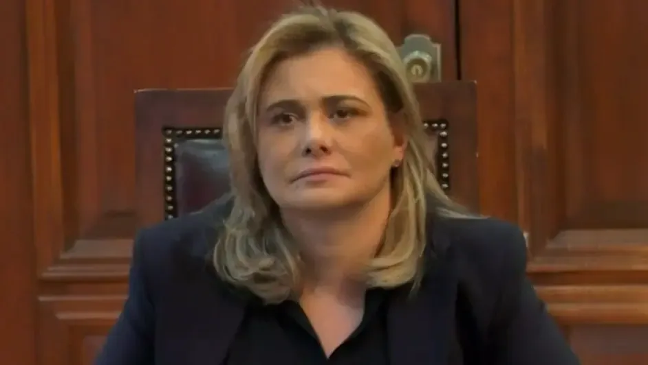 Acusaciones y campañas marcan la contienda entre la gobernadora de Chihuahua y el gobierno federal.