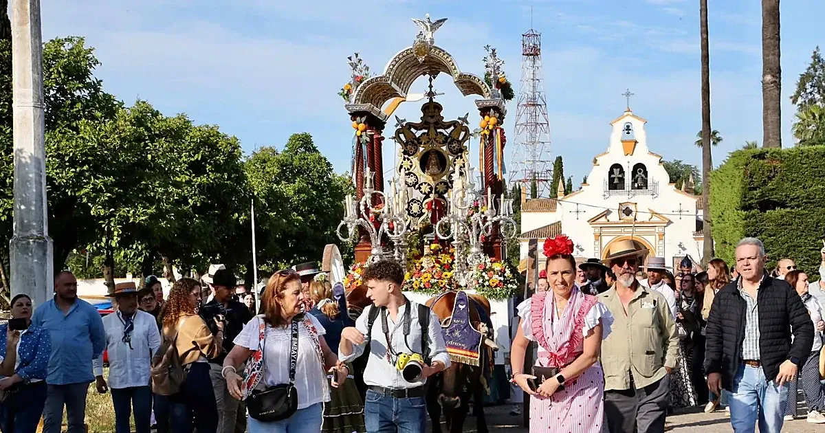 Este año, la primera hermandad sevillana comienza su travesía con numerosos peregrinos.