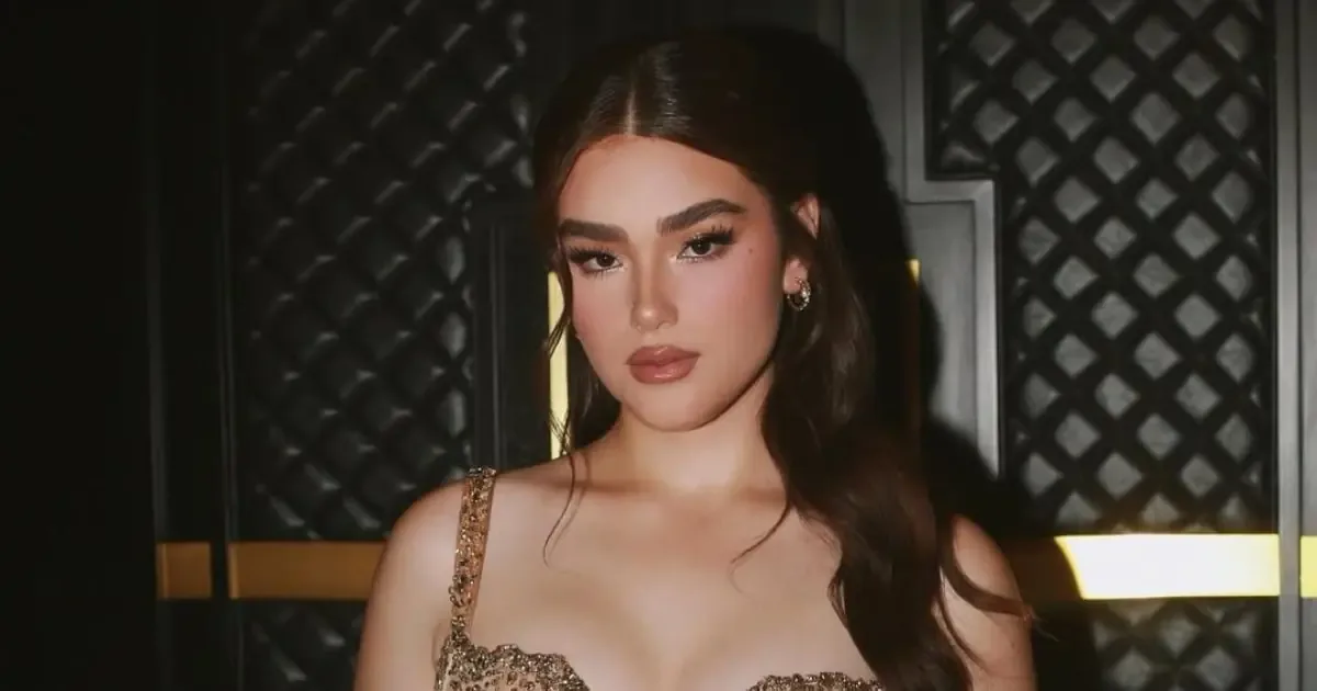 La hija de Saúl 'Canelo' Álvarez deslumbra en su primer desfile con un vestido inspirado en su mascota.