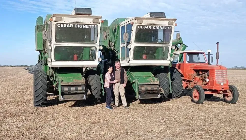 Un productor agropecuario comparte su legado familiar junto a su esposa y su hijo en San Vicente, Santa Fe.