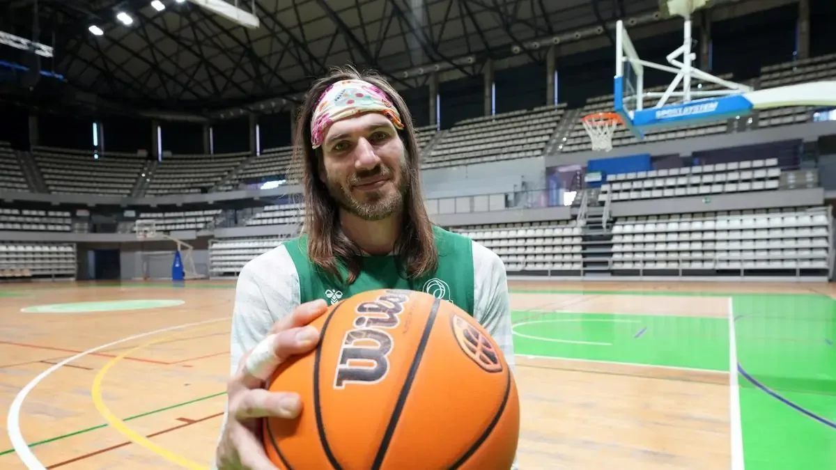 La historia de Eric Stutz, un baloncestista estadounidense que encontró su hogar en Castelló y se destaca como profesor de yoga.