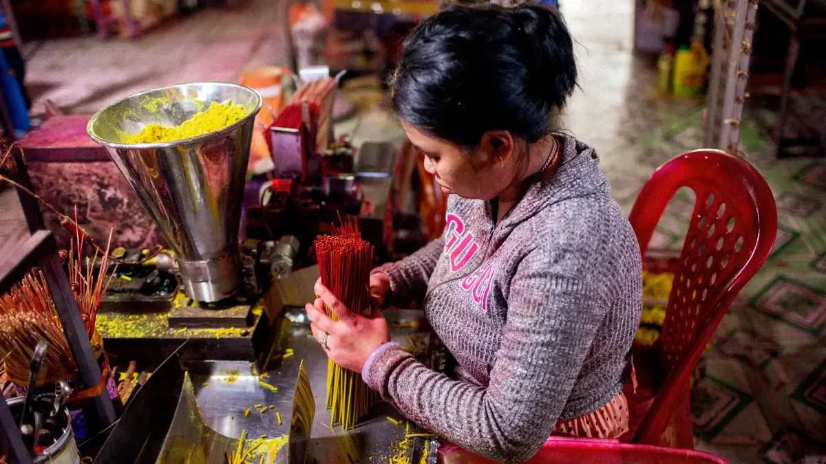 La emprendedora impulsa un proyecto familiar que ofrece bienestar a través de fragancias naturales.