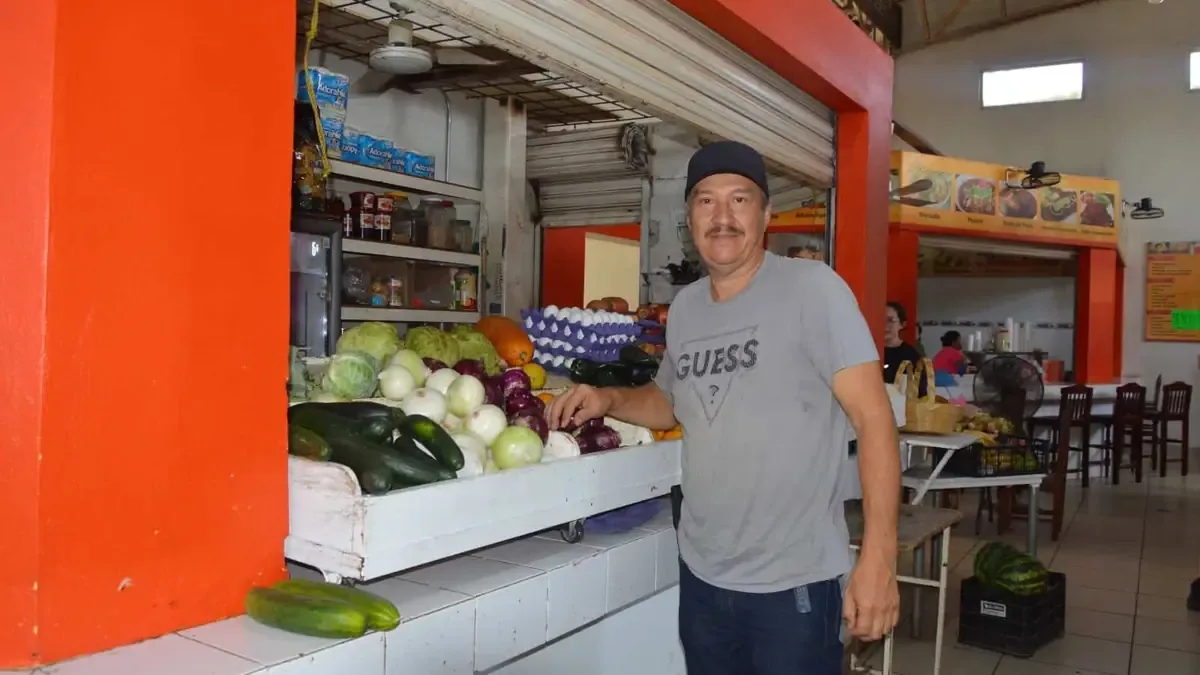 La frutería ha superado crisis económicas y formas de consumo, convirtiéndose en un pilar para la comunidad.